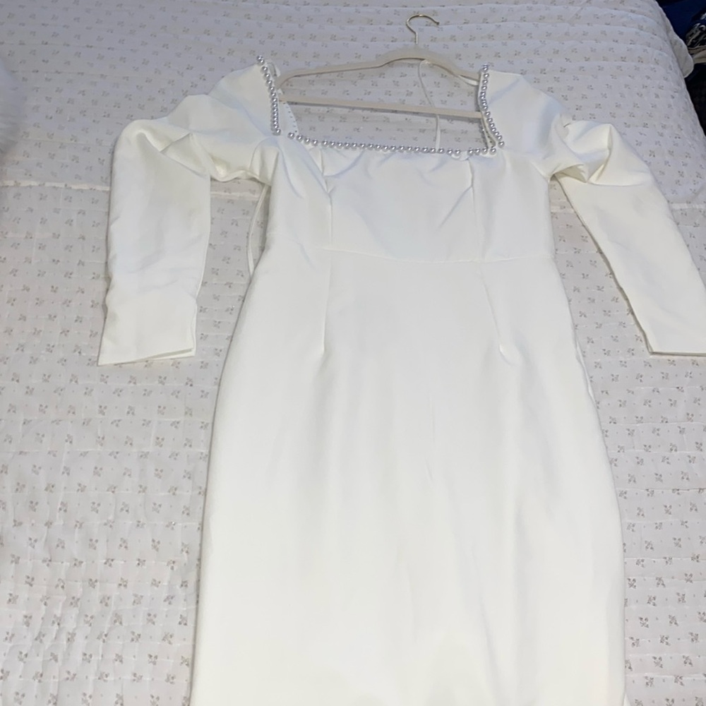 Long sleeve Pearl necklace long white dress